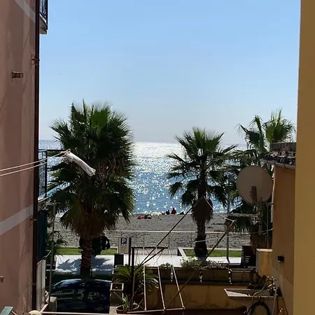 Casa Erika Fronte Mare Apartment *